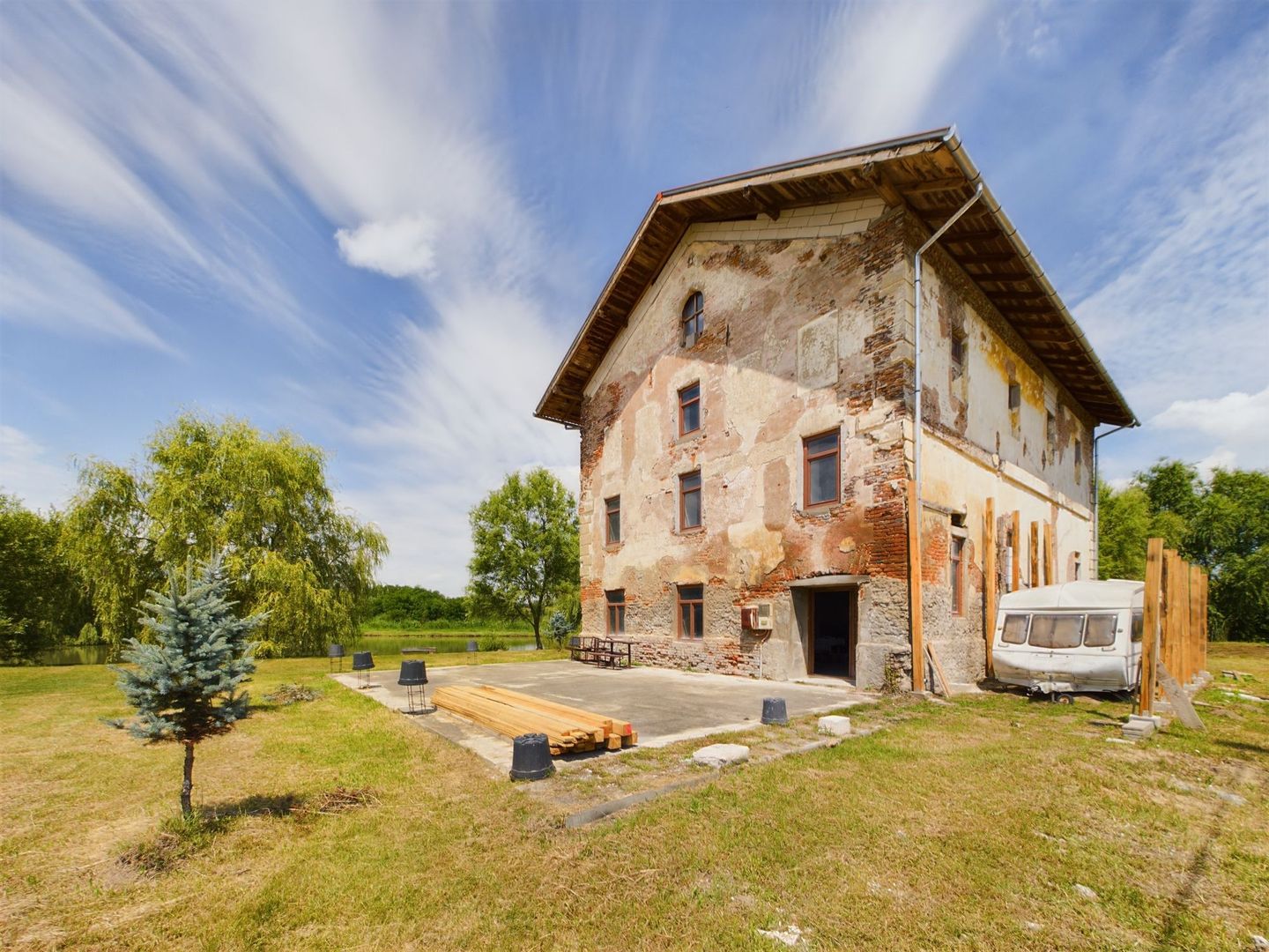 Moară istorică cu teren și luciu de apă în Aldești - Poză 2