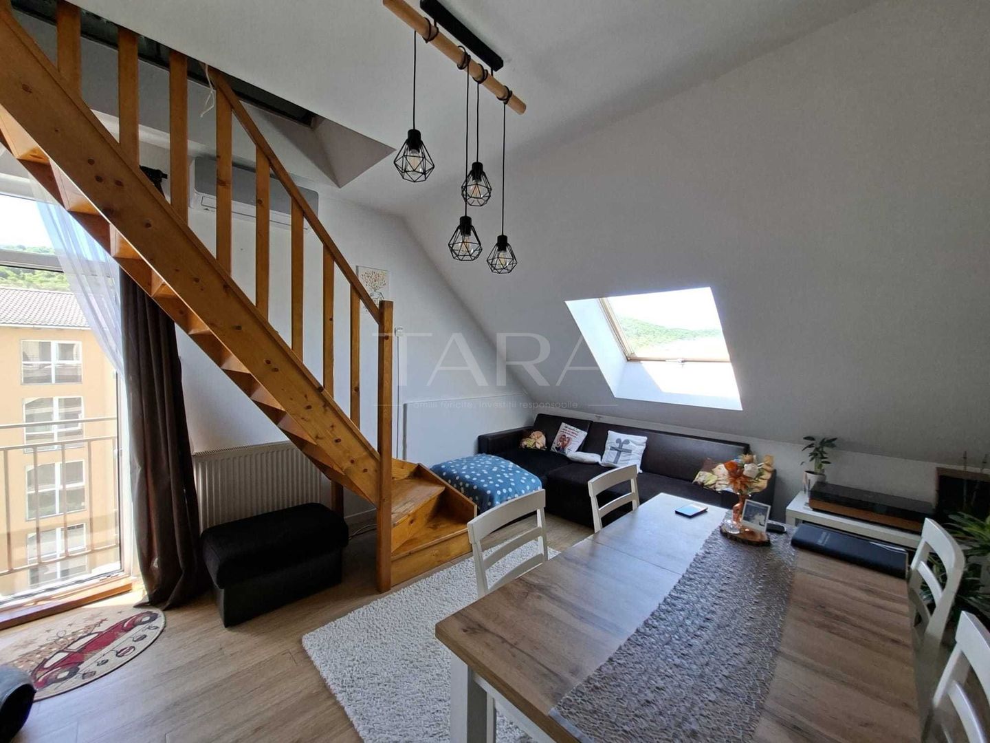 Apartament spațios pe 2 niveluri, complet mobilat și utilat. - Poză 2