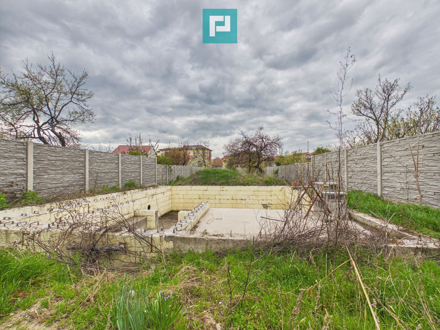 Casă la roșu cu piscină-Pârneava-767 mp teren - Poză 4