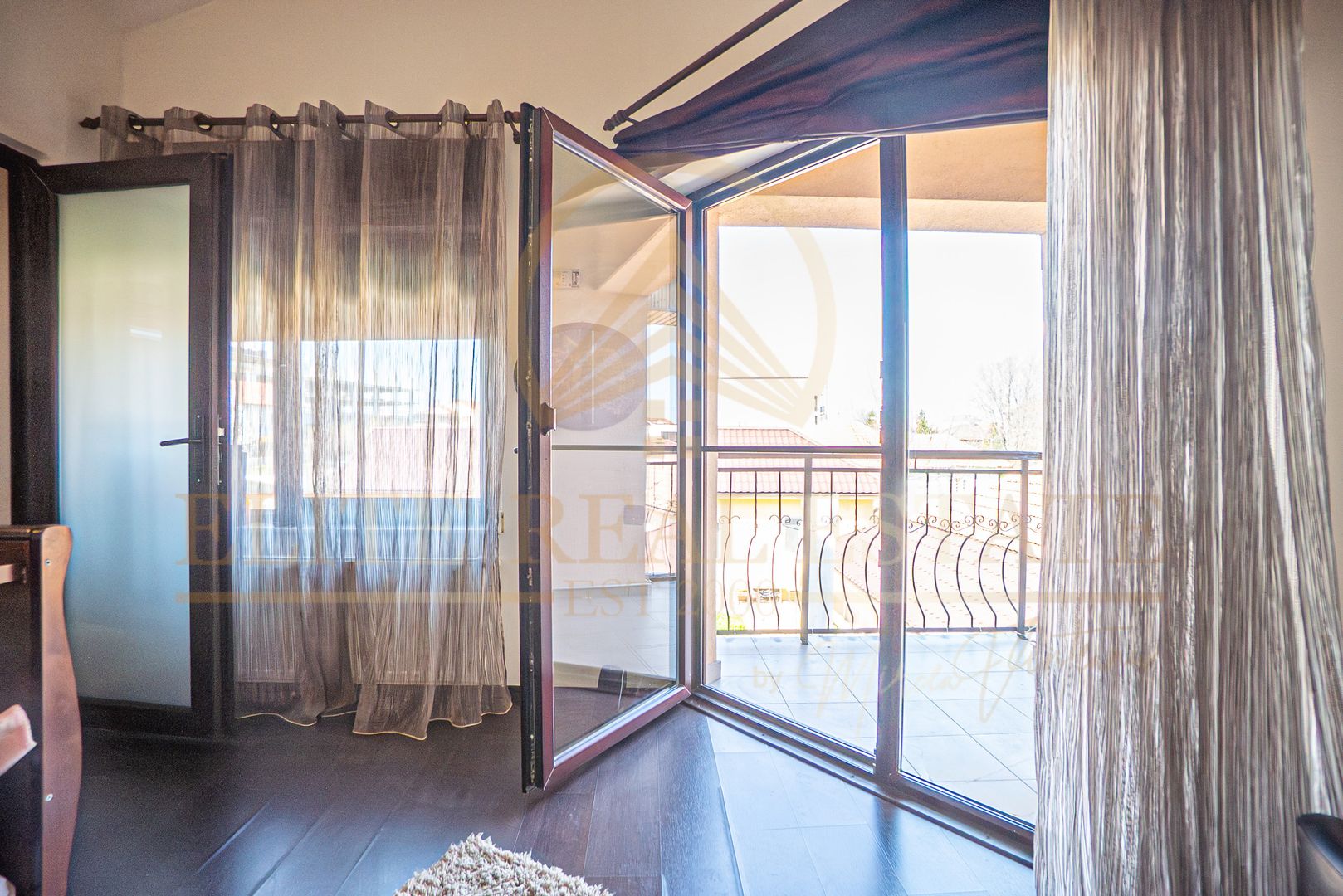 Casa De Vanzare in Palazu Mare - Teren de 455 mp cu Piscina si Garaj - Poză 33