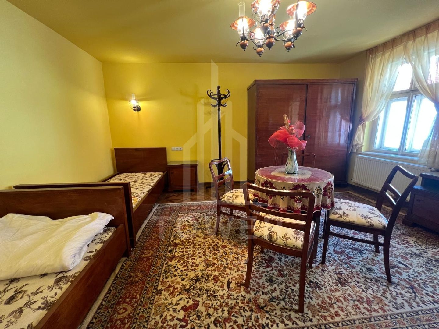 Garsonieră de închiriat – la 2 minute de centru cu curte - Poză 9