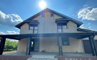 Casa la rosu in Peris - Poză 2