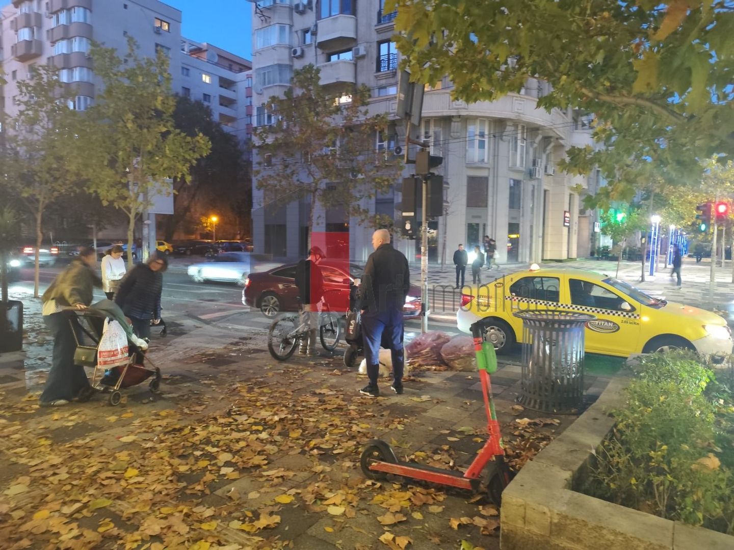 Spatiu stradal Decebal, trafic pietonal - Poză 3