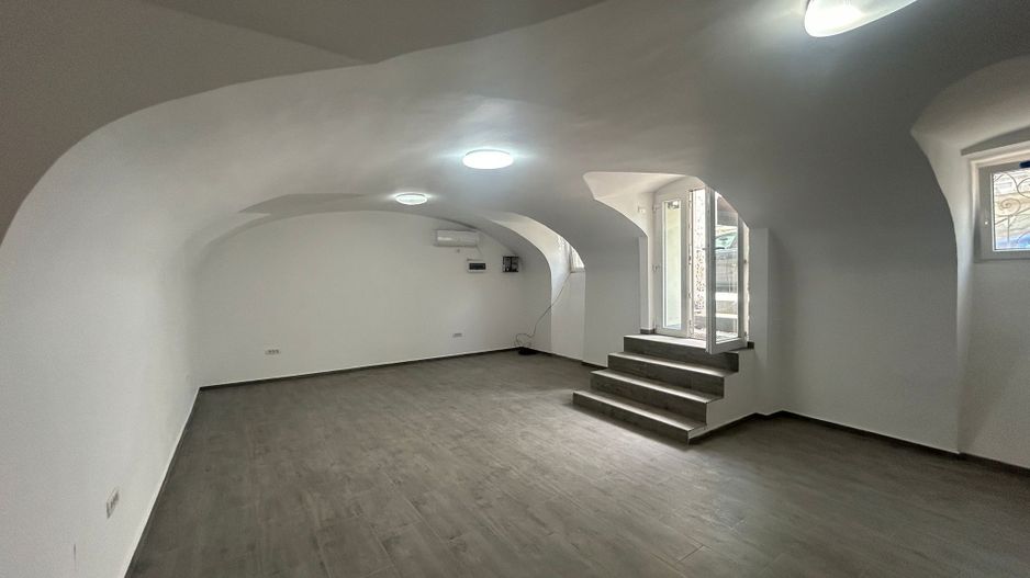 Spațiu Comercial de Închiriat Arad – 70mp, Acces Stradal - Poză 1