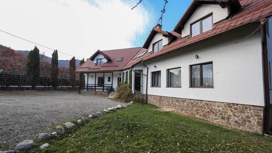 Vilă spațioasă de vânzare în Predeluț, Bran | 2000mp - Poză 2