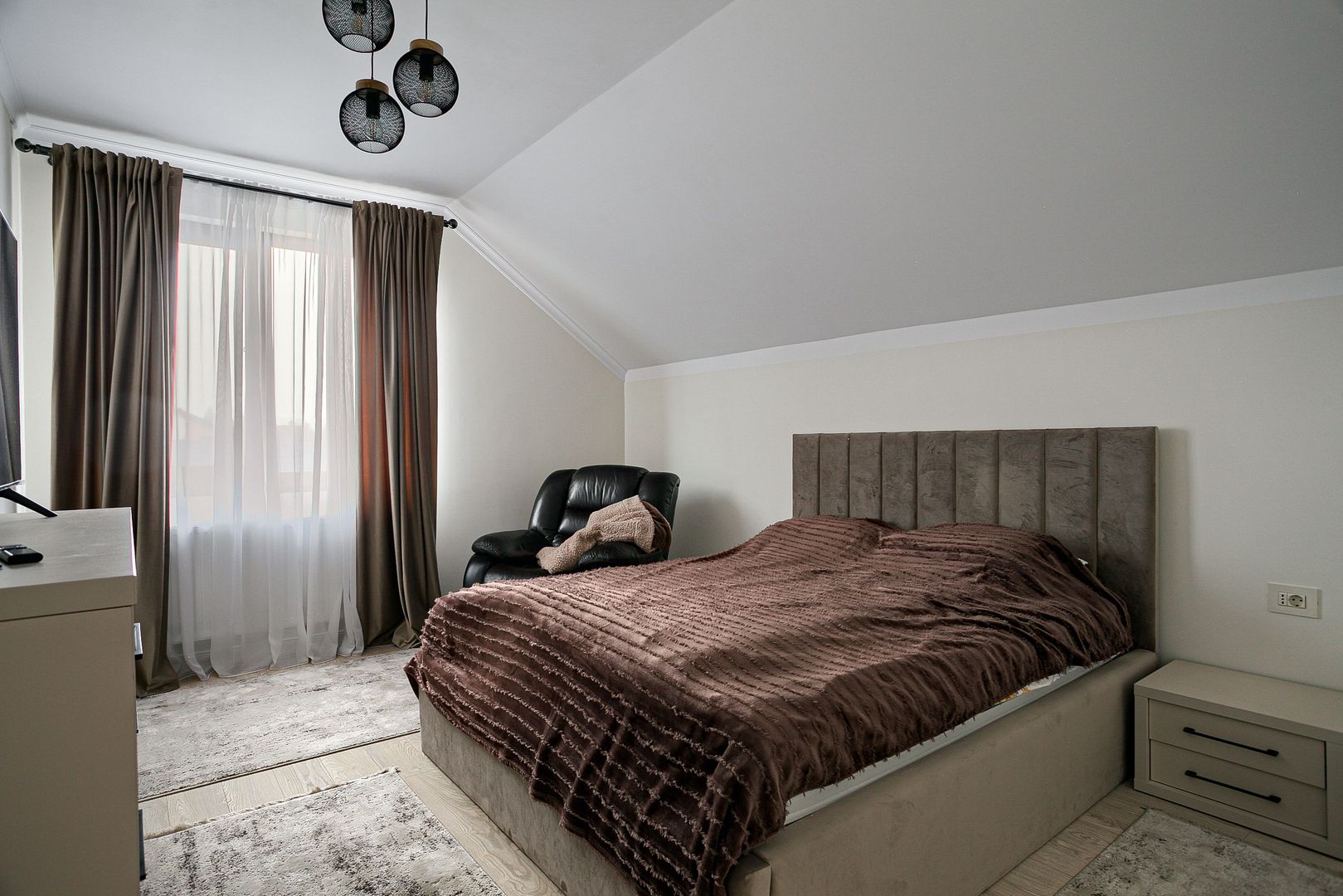 Vilă elegantă de închiriat în Subcetate - Poză 11