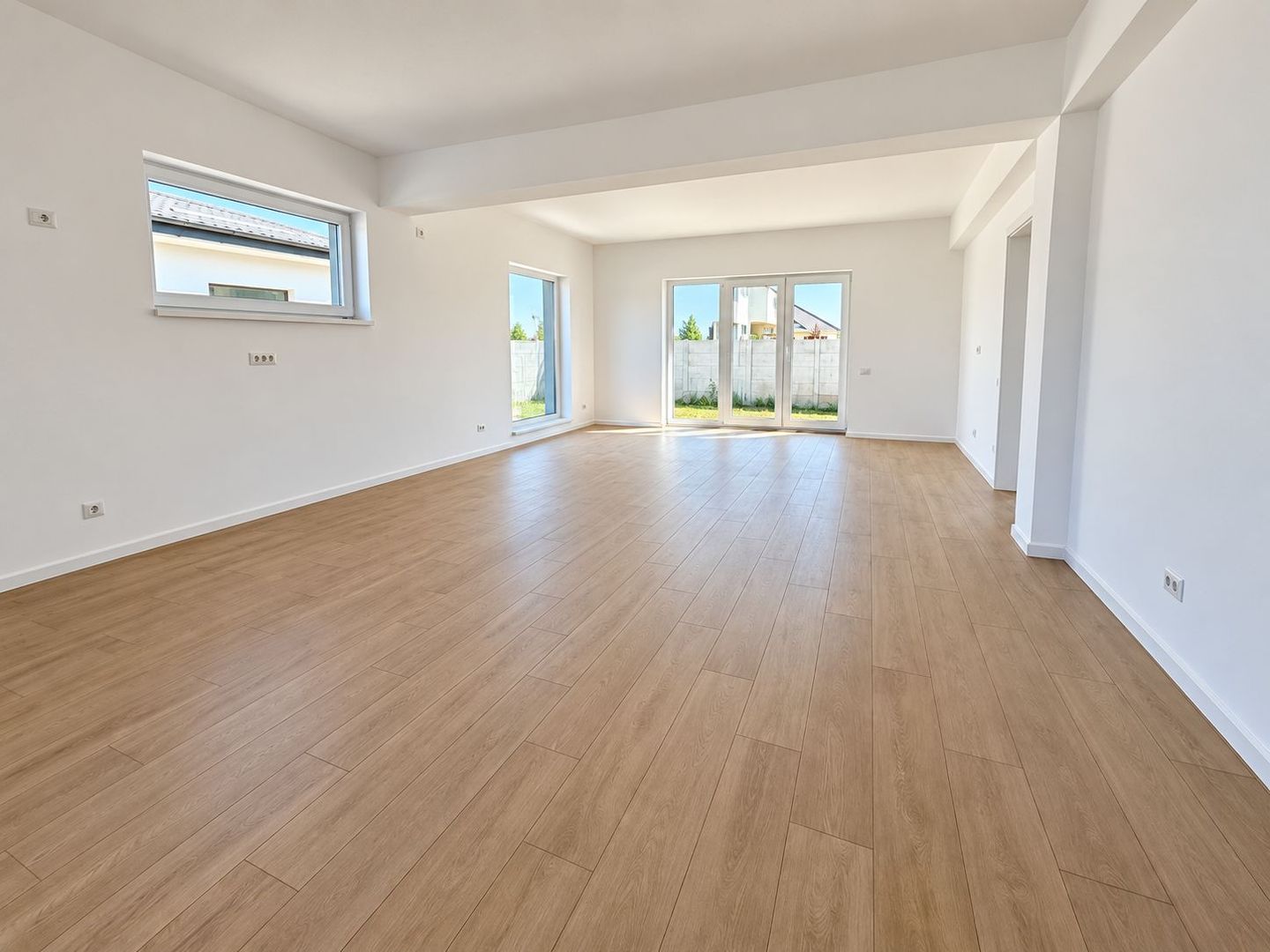 VILĂ INDIVIDUALĂ PE PARTER – 4 CAMERE, POMPĂ DE CĂLDURĂ, CURTE 160 MP - Poză 3