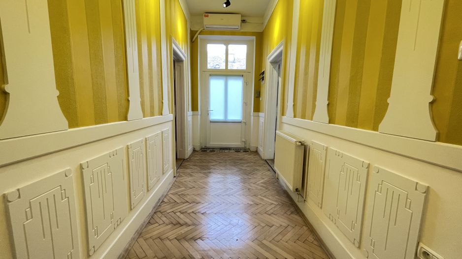Apartament 4 camere spatios  in zona Sinaia - Poză 1