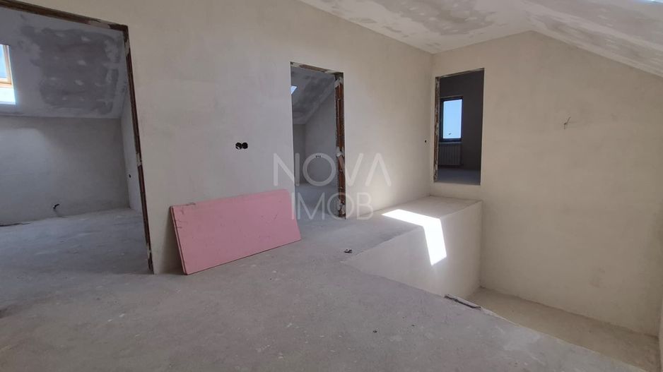 Casa generoasa cu 7 camere, 3 bai, dressing si parcare – Sura Mica - Poză 11