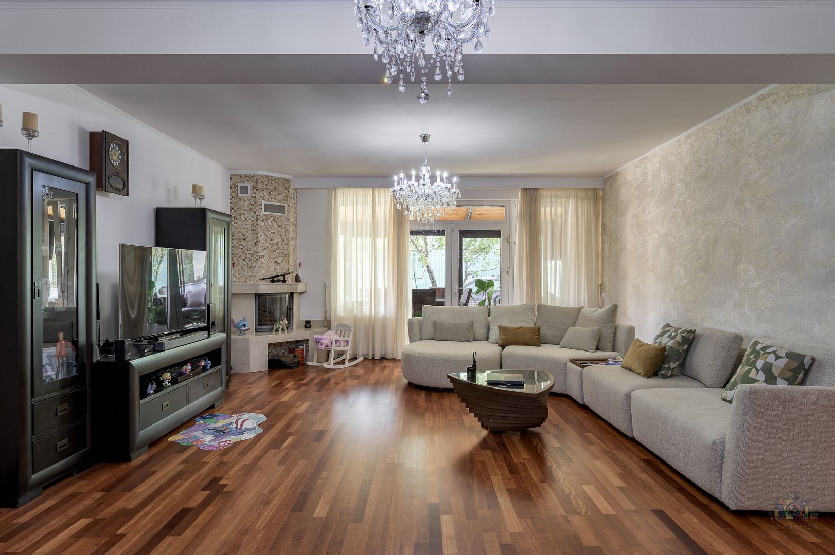 Vilă renovată P+1+M  | Foișor vitrat, grădină și jacuzzi - Poză 3