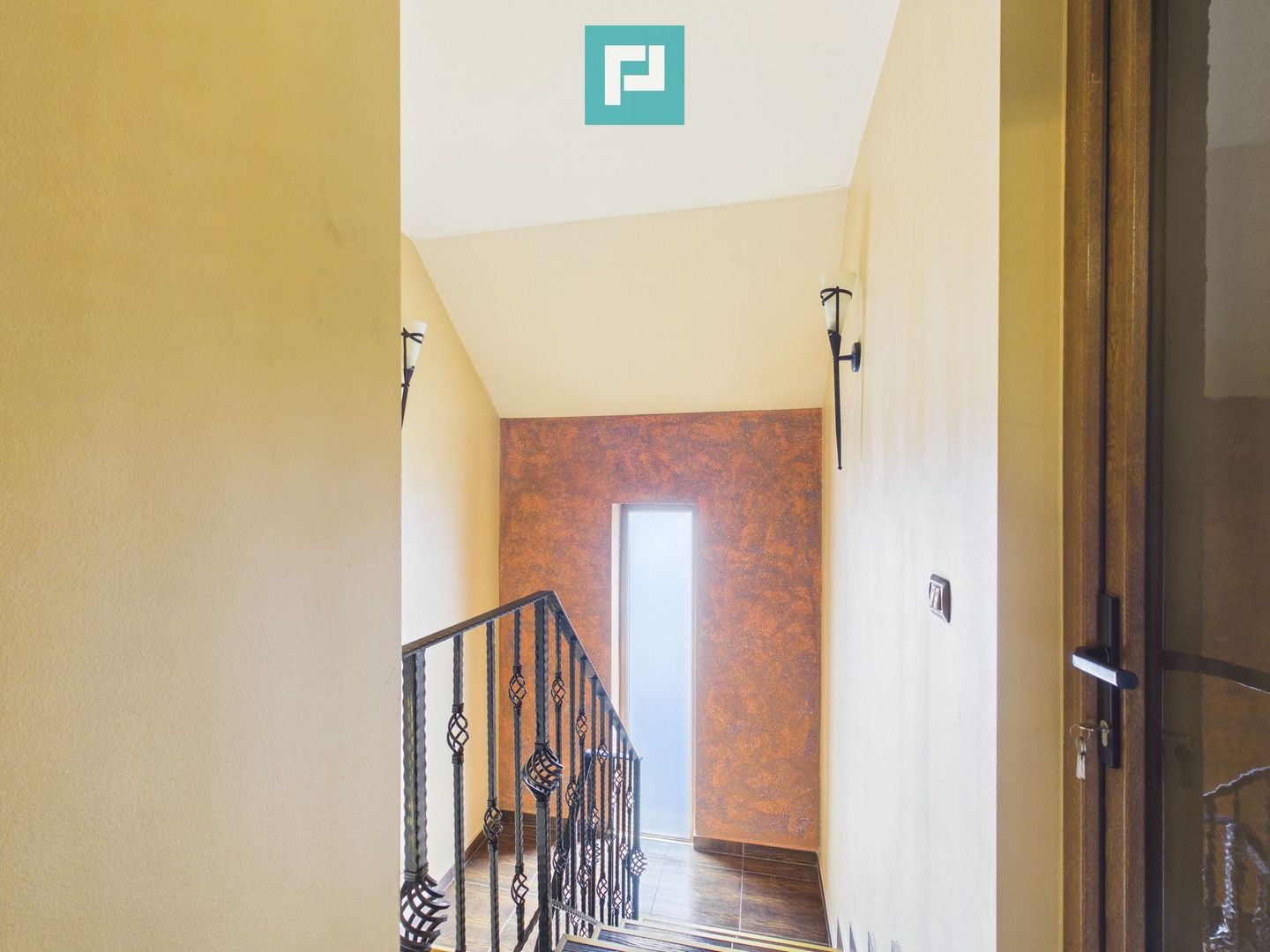 Casă spațioasă în Sântana - Poză 21