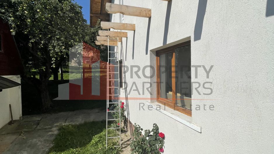 Casa Batraneasca Reconditionata Tohanita Bran 2300 mp Teren - Poză 4