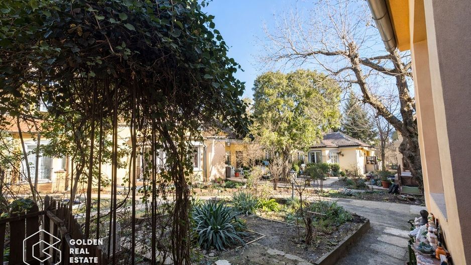 Casă individuală cu 2 apartamente de vânzare, lângă Hotel Ambasador – Dâmbovița, - Poză 8