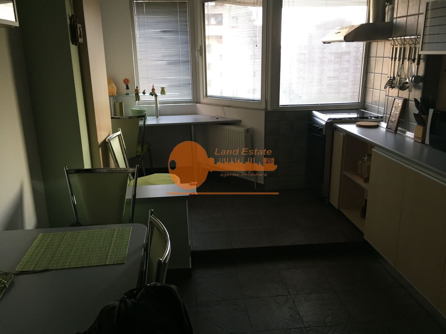 Vanzare 3 camere Vacaresti ( bloc 1985-aproape de metrou ) - Poză 1