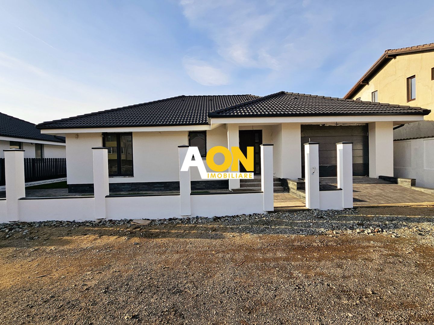 Casa 3 camere + garaj, la cheie, 400 mp teren, zona Lipoveni - Poză 1