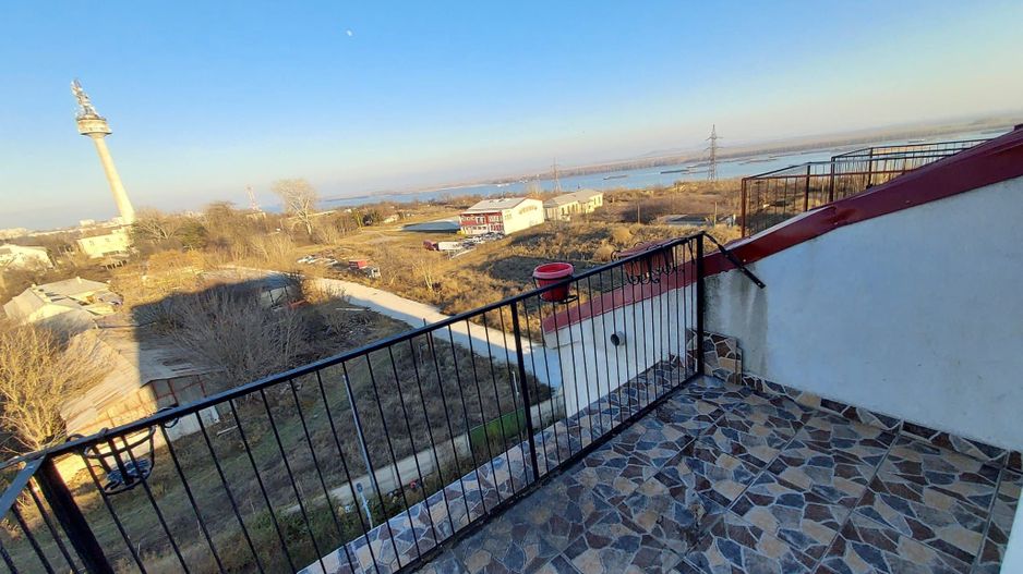 Mansarda  situata in Micro 21, cu balcon si vedere la Dunare - Poză 1
