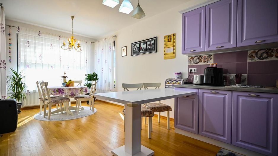 Somptuozitate in stil modern, 2 garaje, 3 terase, totul pe 1.000 mp teren - Poză 2