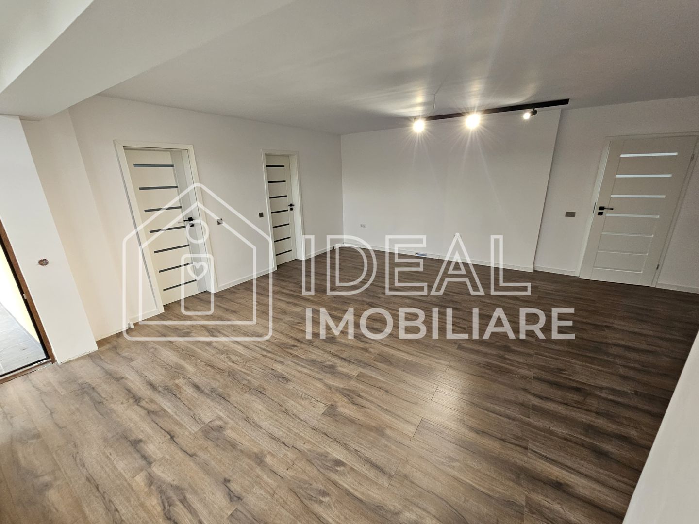 Apartament cu 3 camere si terasa, LA CHEIE 112 mp utili, zona Turnisor - Poză 4