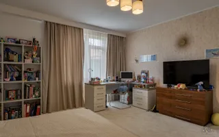 Vilă renovată P+1+M  | Foișor vitrat, grădină și jacuzzi - Poză 17