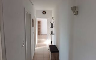 Apartament cu 2 camere, decomandat, balcon și parcare. - Poză 1