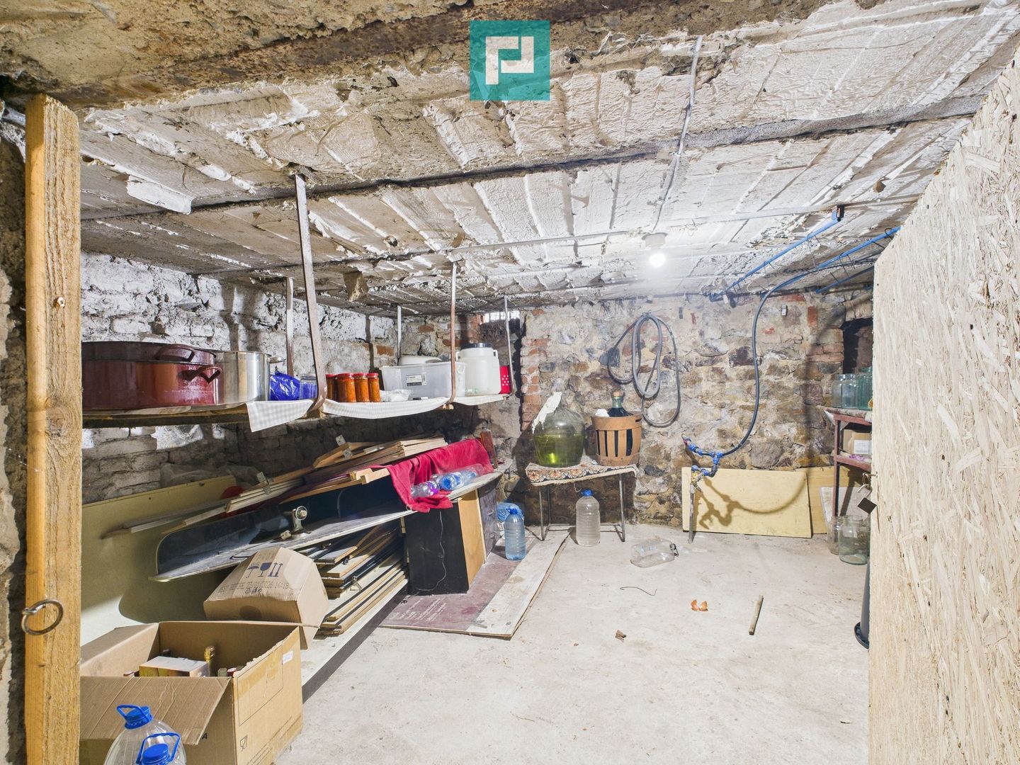 Două case, curte mare, lângă Castelul Huniazilor - Poză 36