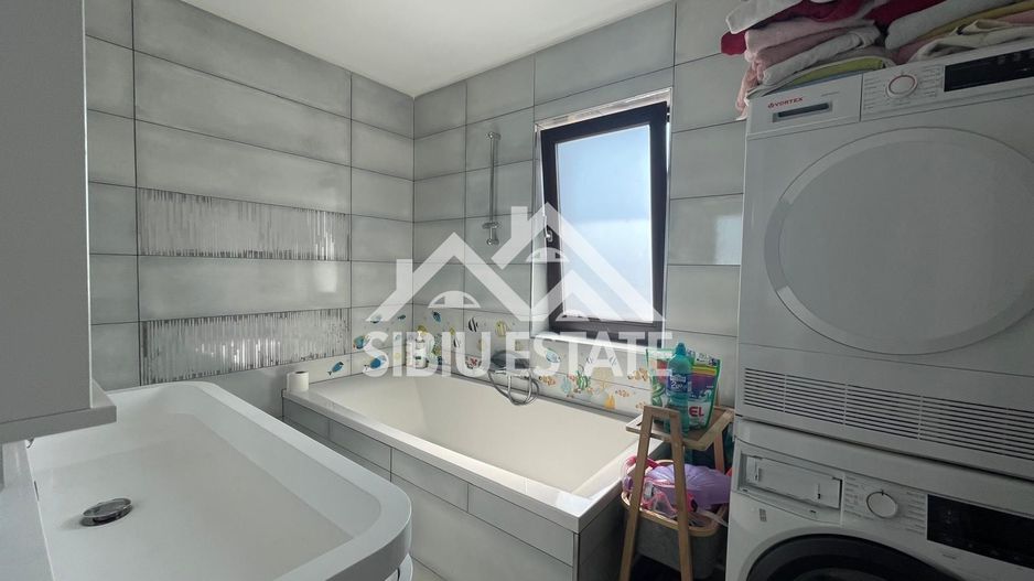 Duplex elegant cu 5 camere, 2 bai, curte in Cristian - Poză 17
