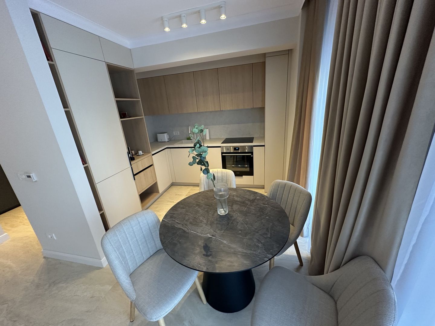 Apartment deosebit cu curte proprie se vinde complet mobilat - Poză 6