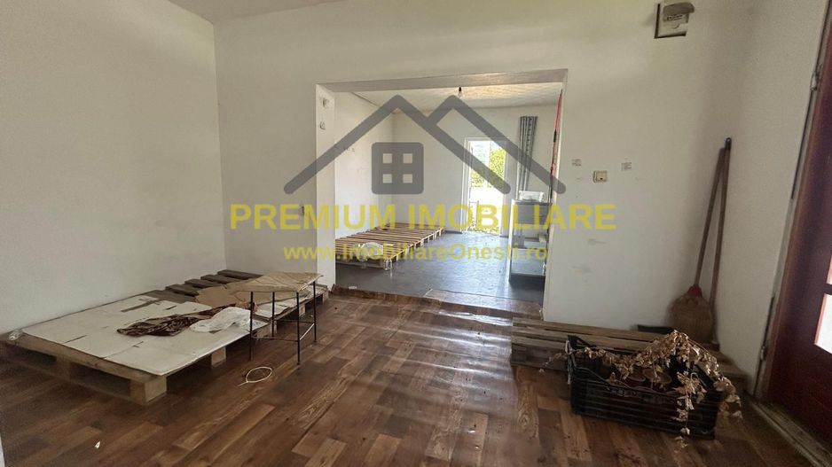 Casă de vânzare în centrul Oituzului, DN11 - Poză 1