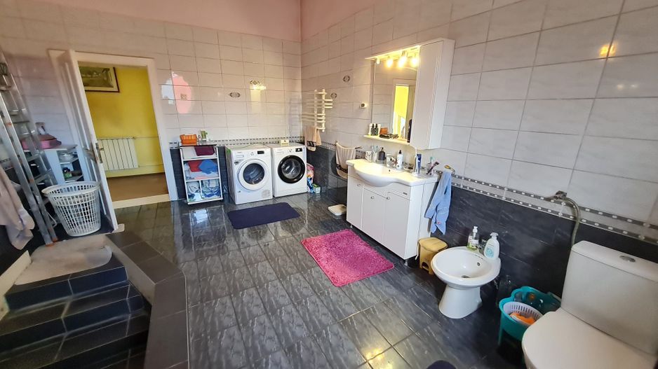 Vila generoasa,destinatii multiple - Poză 38