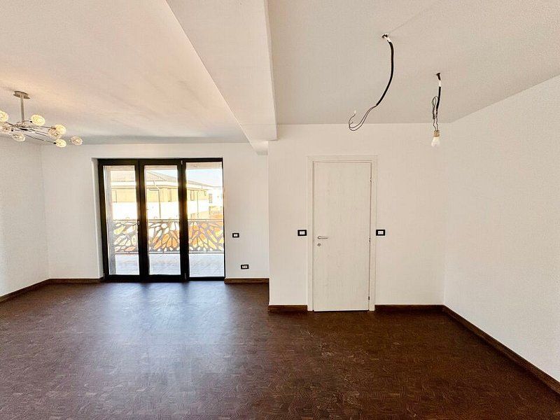 Vila cu bucatarie inclusa -otopeni central - Poză 16