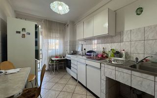 Apartament cu 3 camere decomandate, etaj 2, Centru - Poză 3
