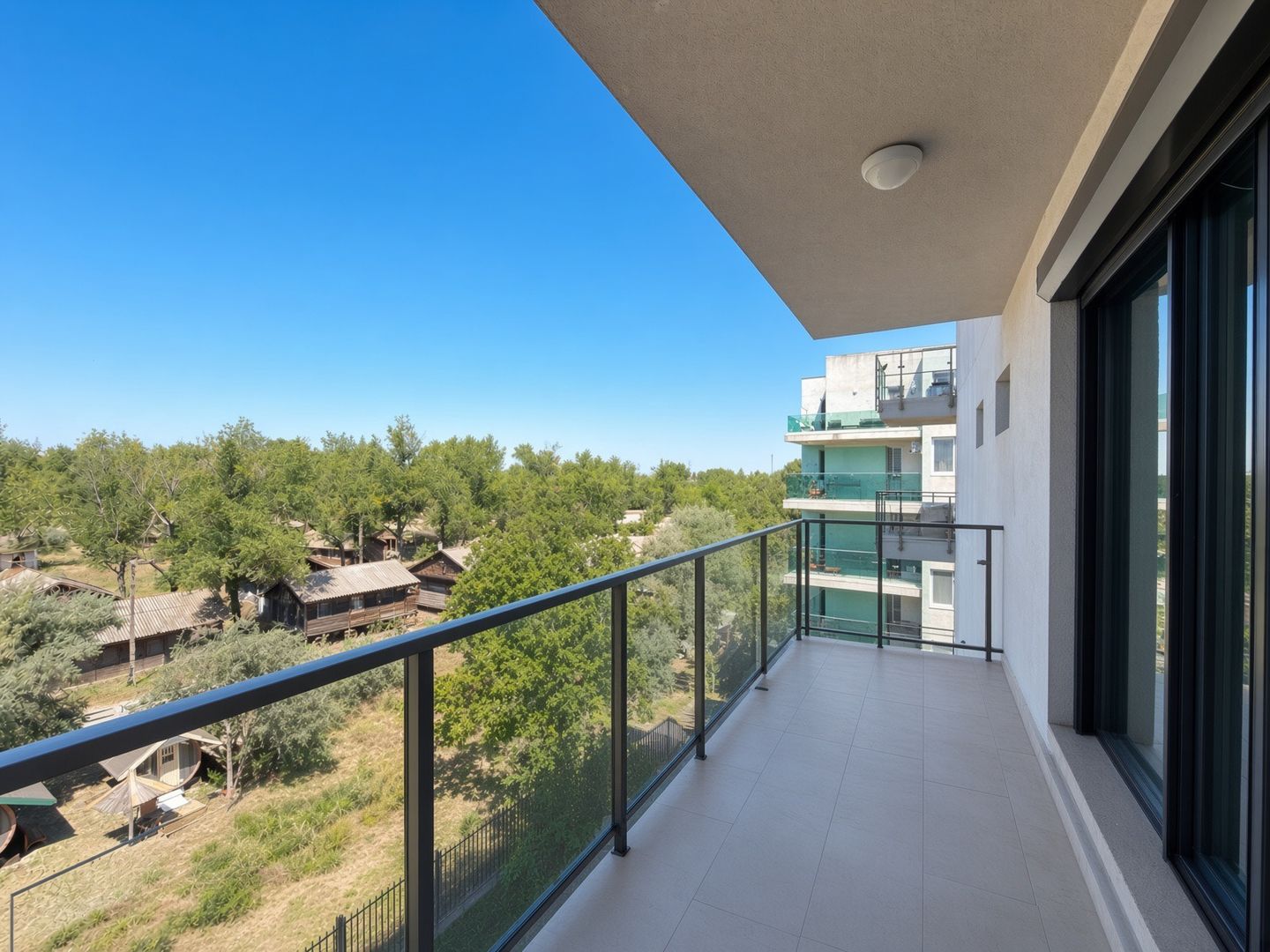 3 camere  langa plaja cu parcare | terasa si vedere la mare - Poză 8