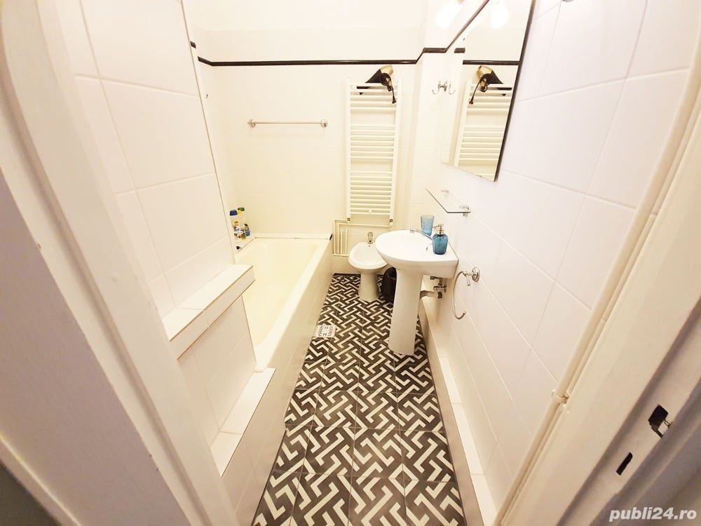 Apartament ultracentral cu vedere superbă, super investiție - Poză 2