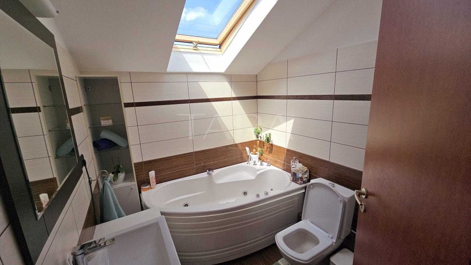 Apartament 3 camere cu mansardă și balcon generos – zona Câmpului. - Poză 4