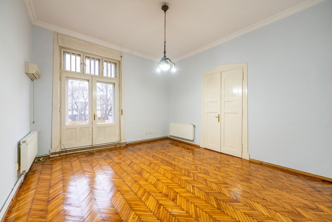 Apartament nemobilat, 3 camere, etaj 1, Bld.Revoluției - Poză 1