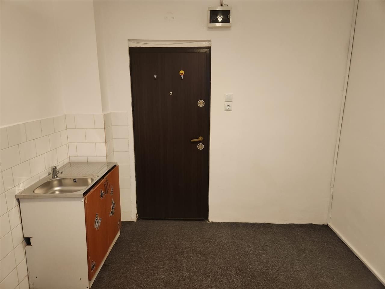 Oportunitate in Centrul Civic: camera la parter cu utilitati si beci - Poză 3