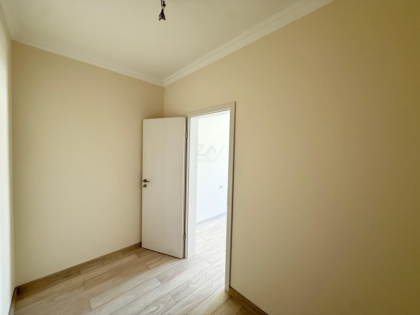 Locatie excelenta. Spatios 60 mp. Dressing. Asfalt. Loc de parcare. - Poză 7