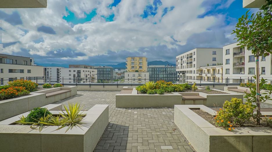Coresi Urban Vibe | Apartament modern cu vedere directă la pietonală - Poză 1
