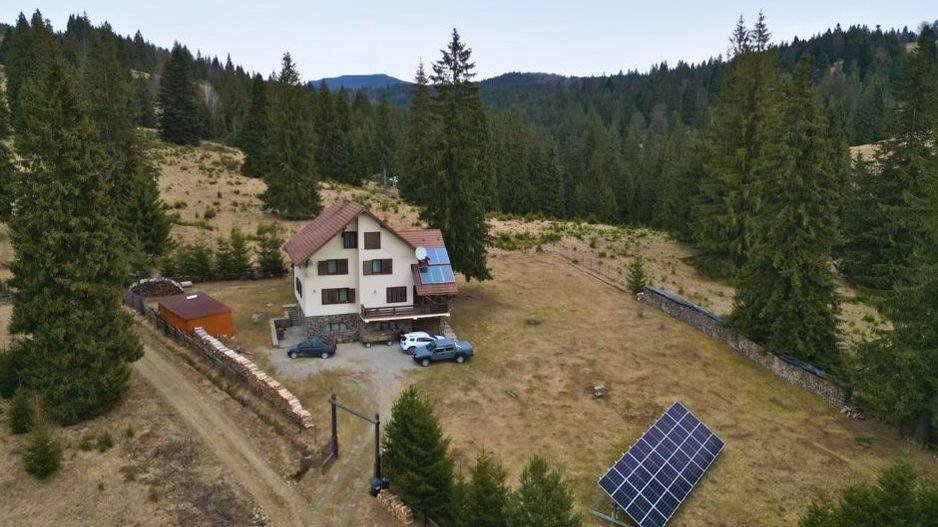Vilă cu 10 camere P+2E+M 400 M² utili 2800 M² Teren Comandau - Poză 1