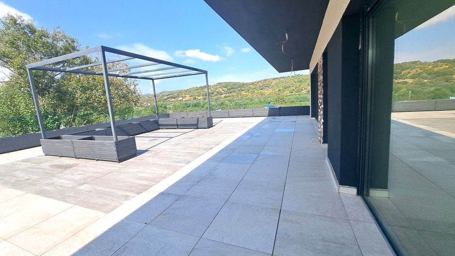 Casa cu piscina interioara si priveliste catre Cetatea Cisnadioarei - Poză 5