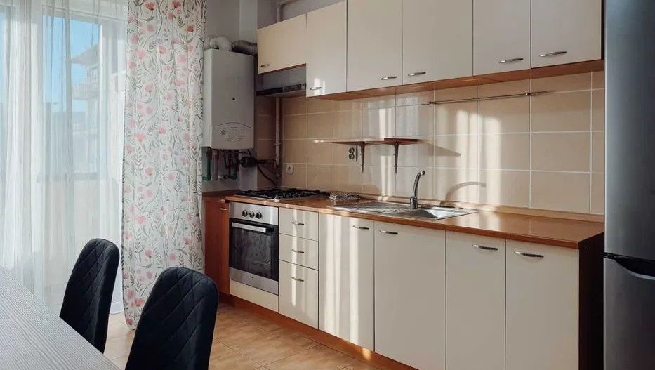 Apartament de vanzare, 2 camere, etaj intermediar, balcon, parcare - Poză 1