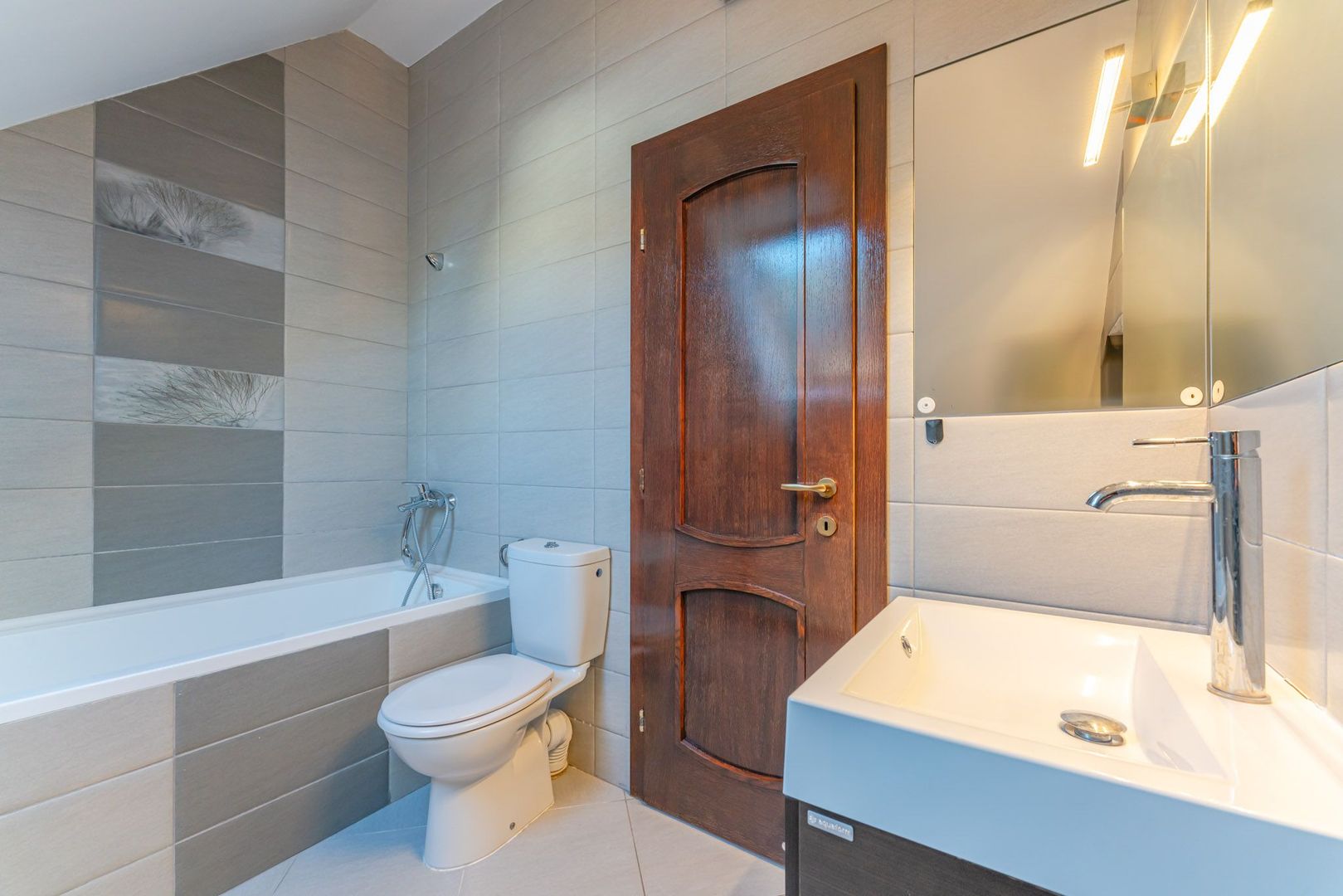 Casă modernă cu garaj și 4 dormitoare, aproape de Piața Sfatului - Poză 24