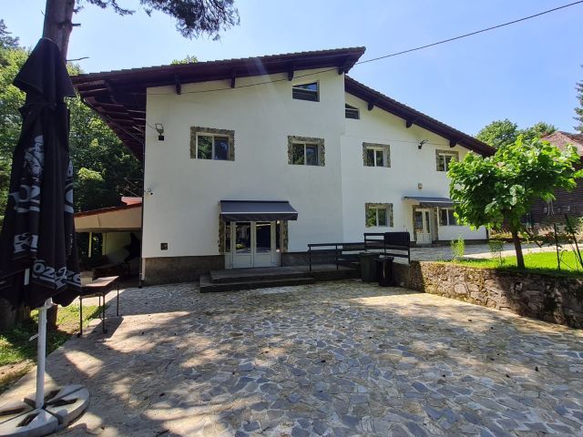 In inima muntelui! Vanzare pensiune in Moroeni-Jud Dambovita - Poză 1