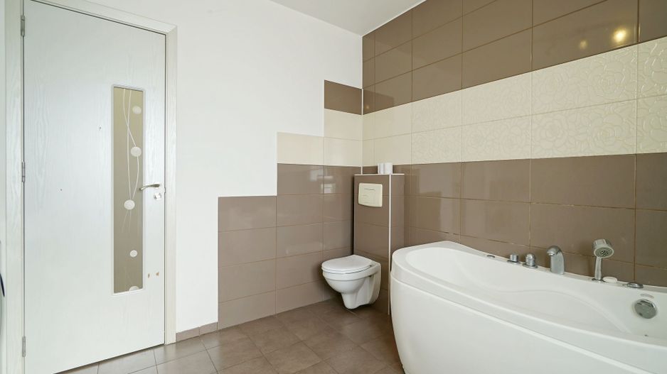 Brancoveanu  P+2, 8 cam, 6 dormitoare, 6 bai, 3 garaje teren 650 mp - Poză 46