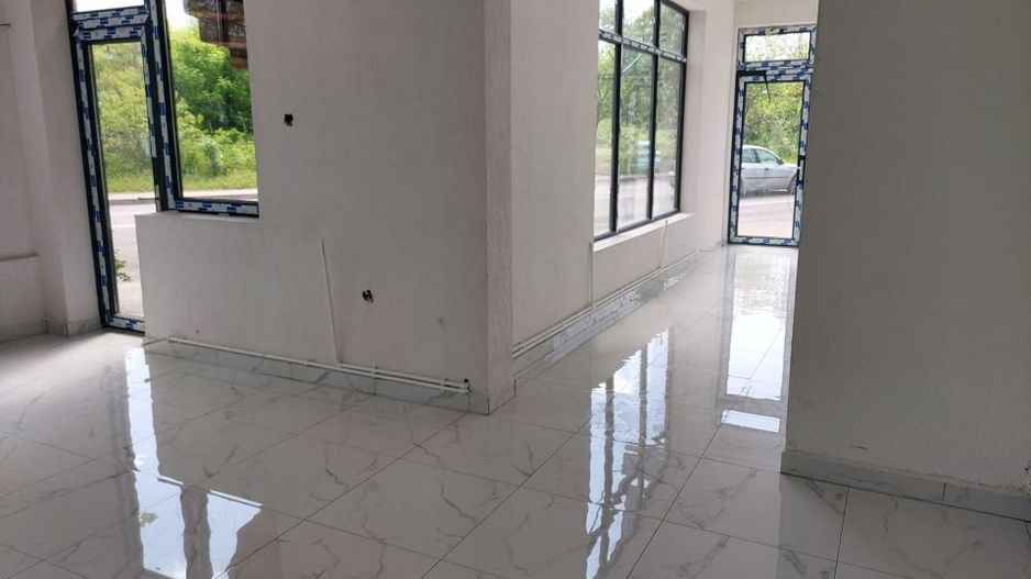 DE INCHIRIAT - renovat - parter si etajul 1 - stradal - Poză 2
