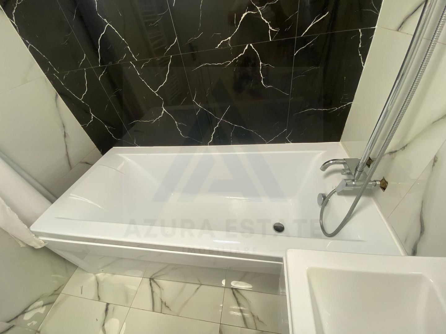 Casa renovata 250 mp utili si teren 935 mp in zona centrala Cisnadie - Poză 6