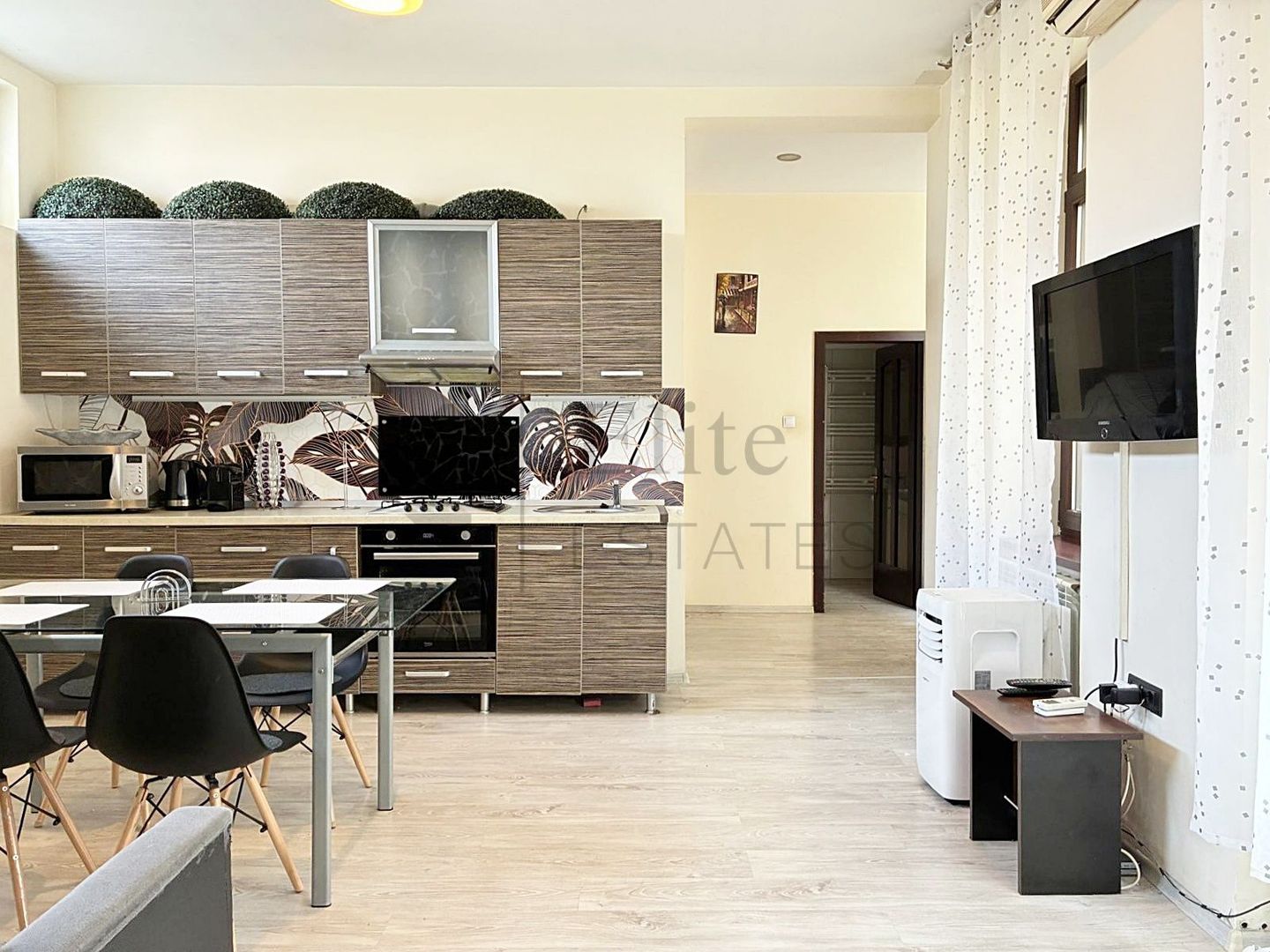 Apartament central cu 3 camere in Oradea - Poză 2
