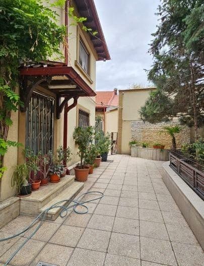 Casa individuala (singur in curte), zona centrala - Poză 2