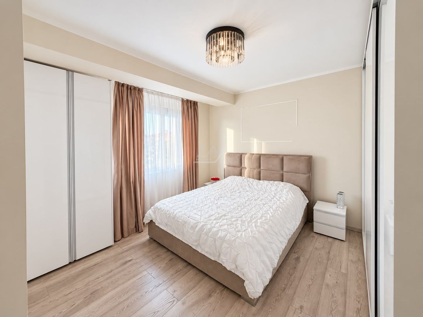 Mobilat si utilat complet. 2 bai. Asfalt. Disponibil imediat. - Poză 14