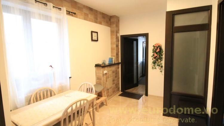 P-ta Sfatului, Republicii, pe strada pietonala - Poză 2